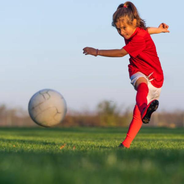 Pige sparker til fodbold 